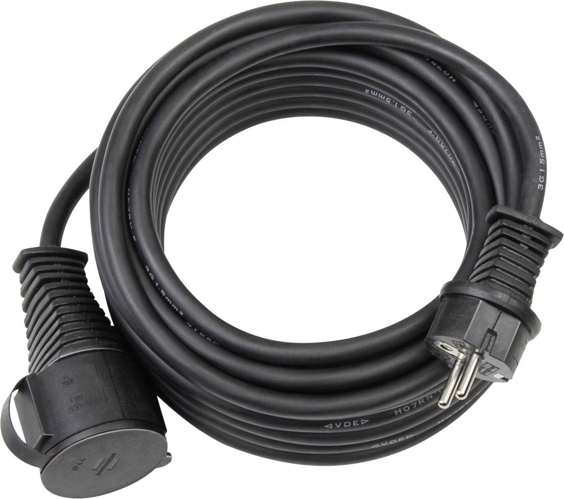 Opgerolde zwarte stroomverlengsnoer met geaard stekker en uitgangsconnector op een witte achtergrond.