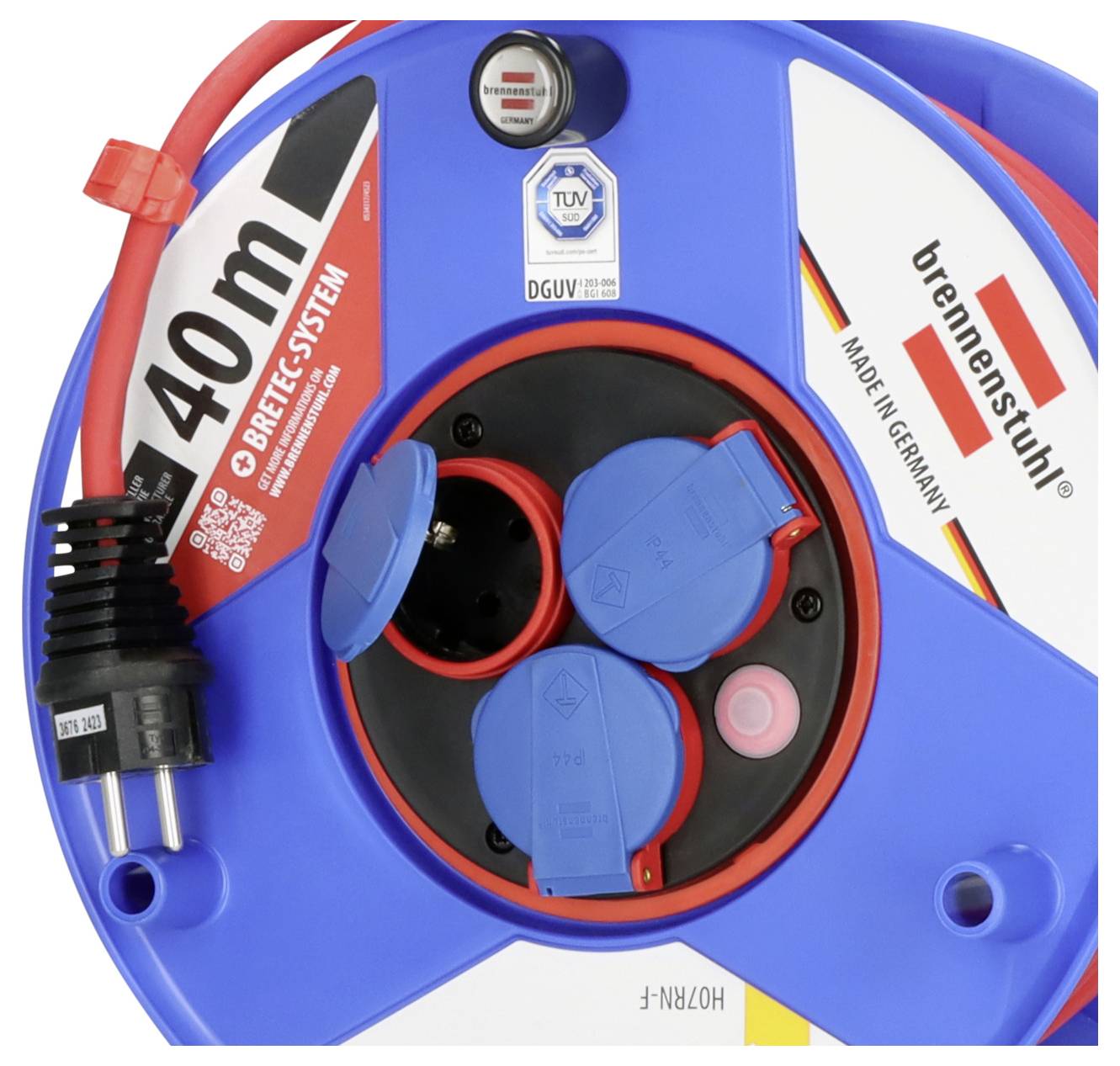 Blauwe Brennenstuhl 40m kabelspoel met drie afgedekte stopcontacten en rood stroomsnoer, gemerkt met TÜV en gemaakt in Duitsland.