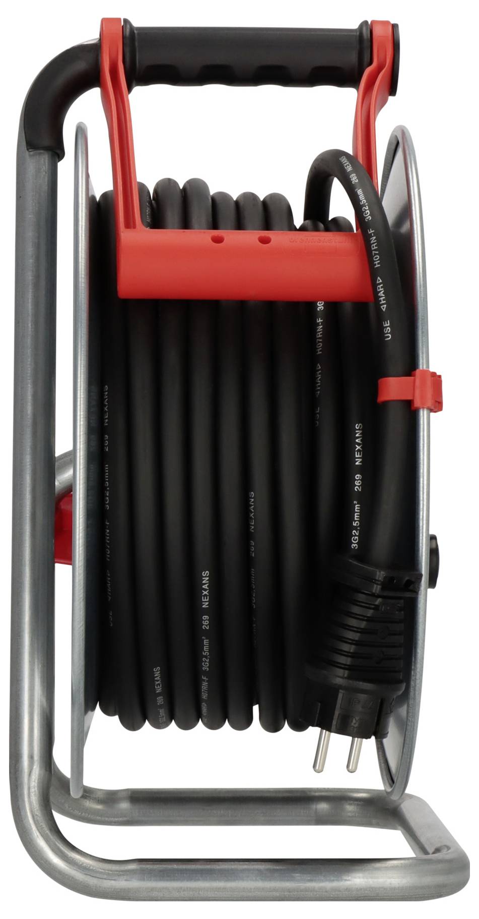 Draagbare slangenhaspel met zwarte opgerolde slang op een metalen frame en rood handvat, weergegeven in vooraanzicht op een witte achtergrond.