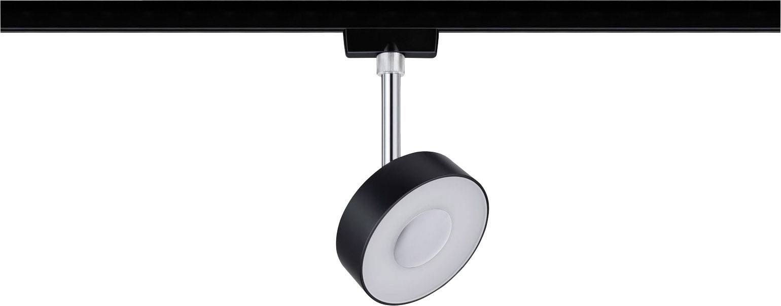 Een zwarte, ronde plafondlamp hangt aan een metalen stang. Hij is in moderne stijl uitgevoerd en schijnt naar beneden.