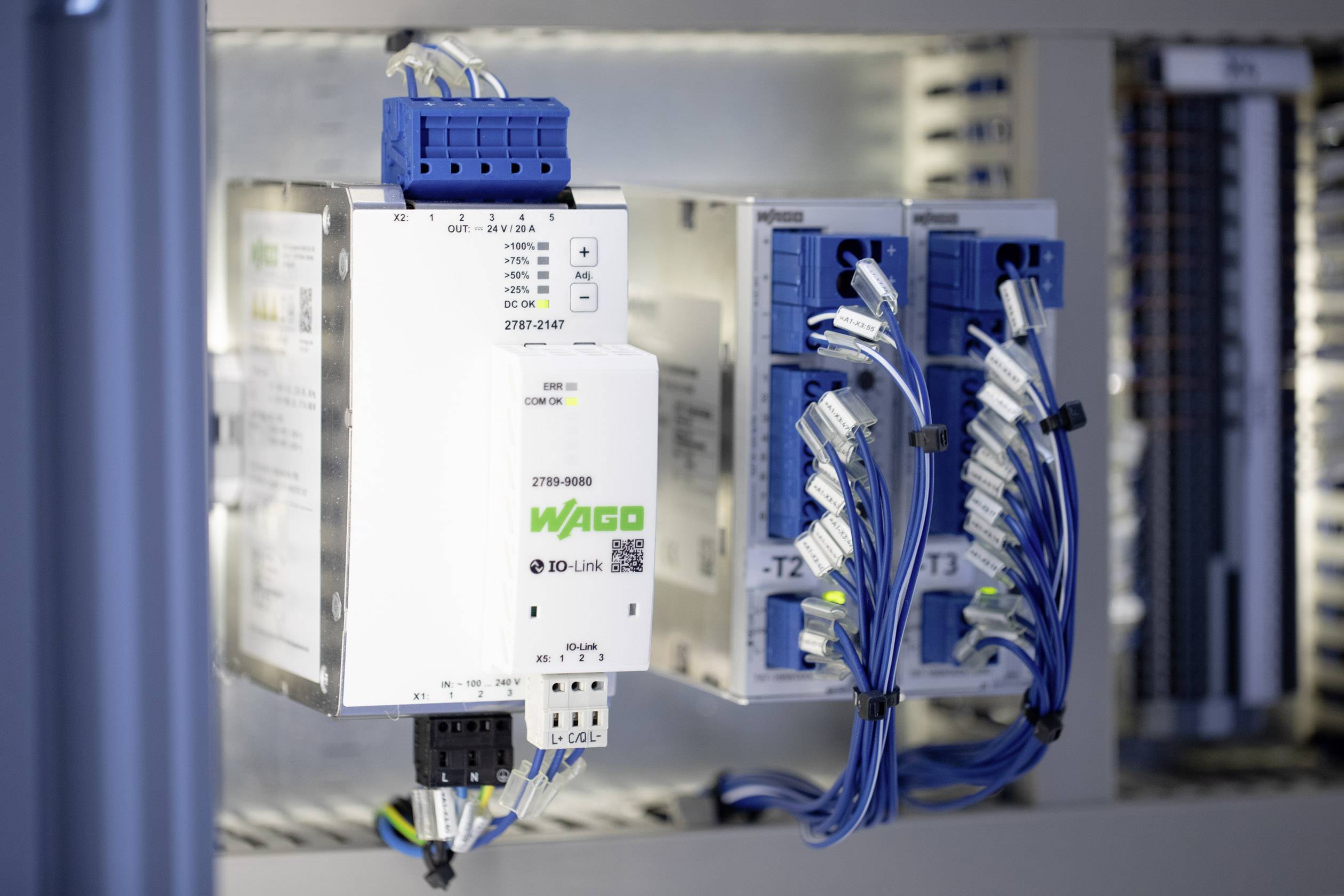 Een schakelkast met blauwe en witte kabels, die WAGO-modules bevat, toont de bedrading en aansluitingsmogelijkheden voor industriële toepassingen.