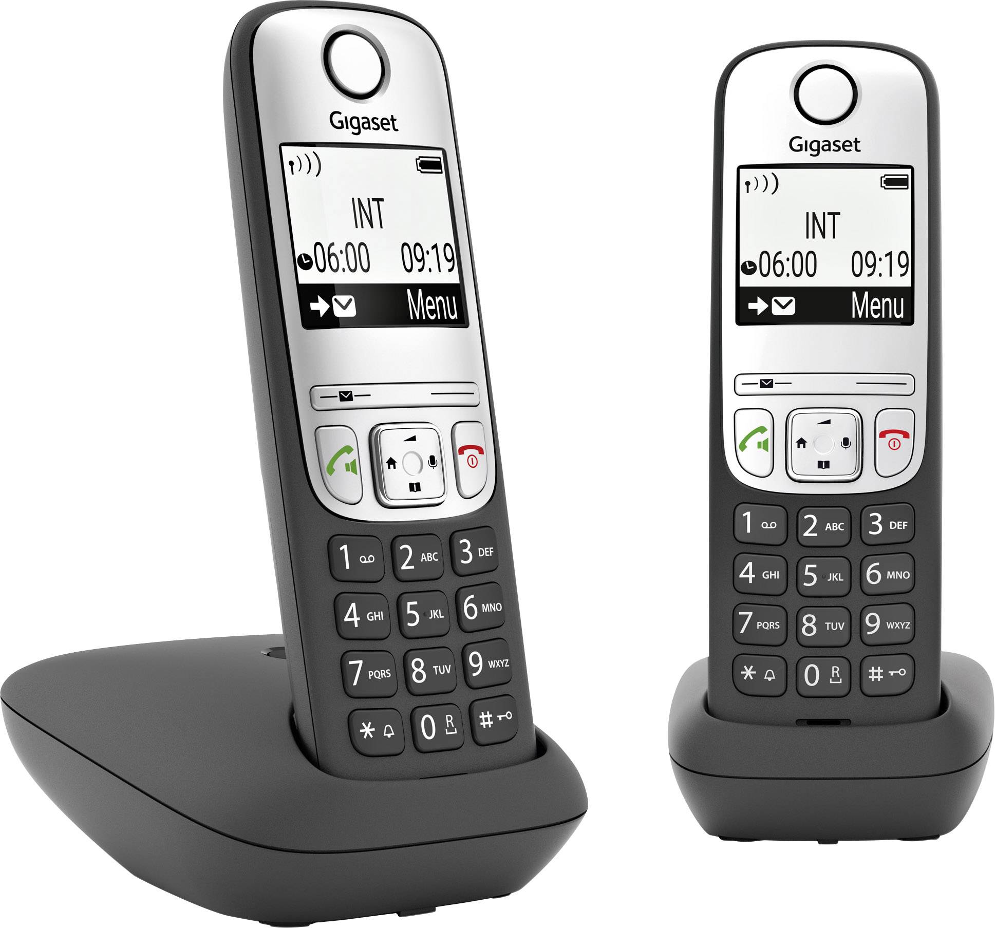 Twee draadloze telefoons met basisstation en display, dat de tijd en menuopties toont.