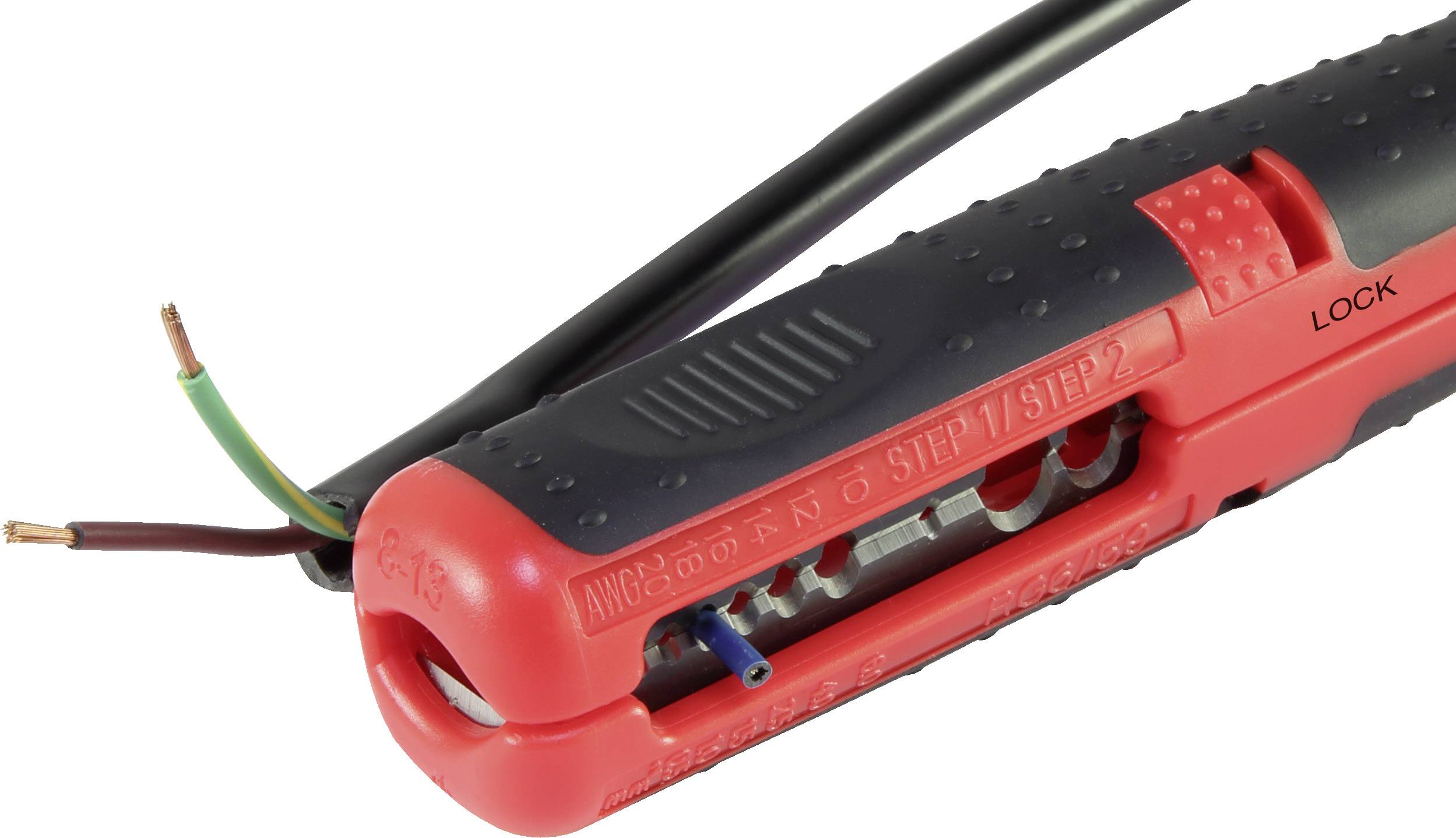 Striptang met rood-zwarte handgreep, met gedeeltelijk gestripte drieaderige elektrische kabel op de achtergrond.