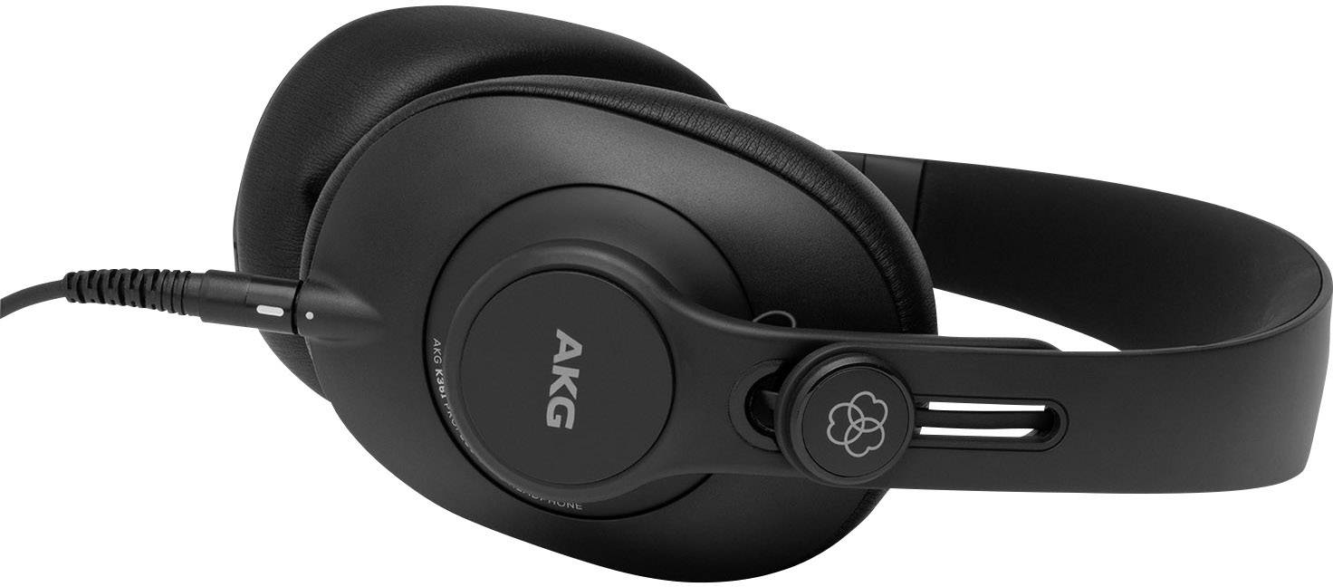 Zwarte AKG-koptelefoon met kabel, gesloten model. Geschikt voor hoogwaardige geluidsweergave en professionele audio-toepassingen.