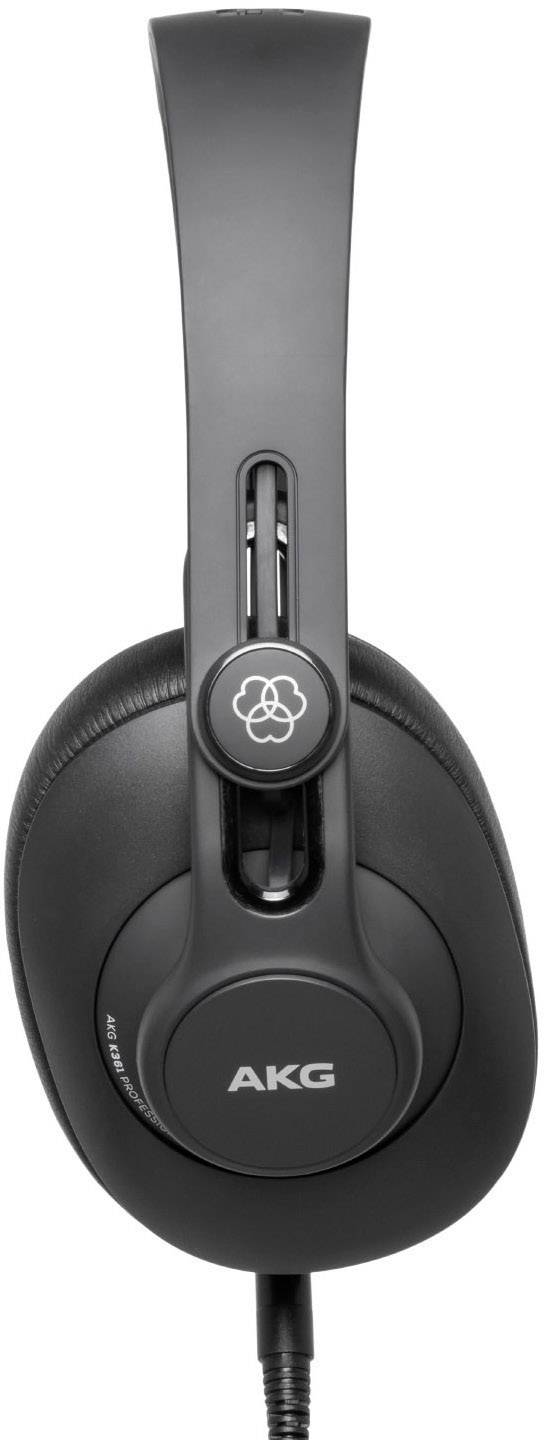 Een zwarte over-ear-koptelefoon van het merk AKG met een kabel die van onderen is aangesloten. Geschikt voor muziek- of audio-enthousiastelingen.