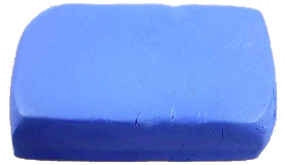 Een blauwe rechthoekige gum geplaatst tegen een witte achtergrond.
