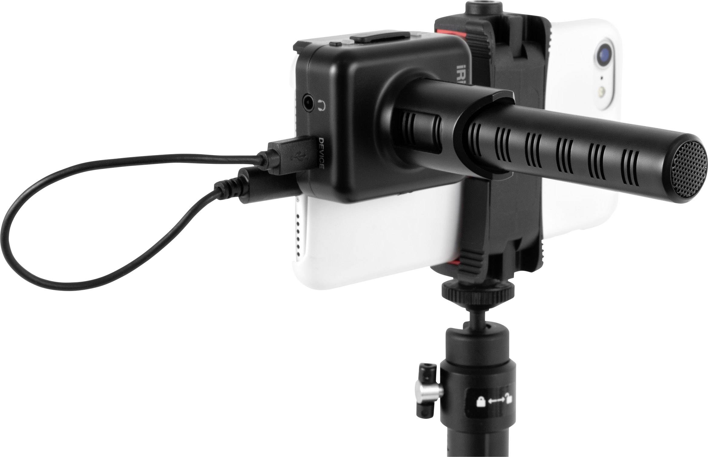 Een smartphone op een statief wordt opgenomen met een groot extern microfoon via een USB-aansluiting, klaar voor geluidsopnamen.