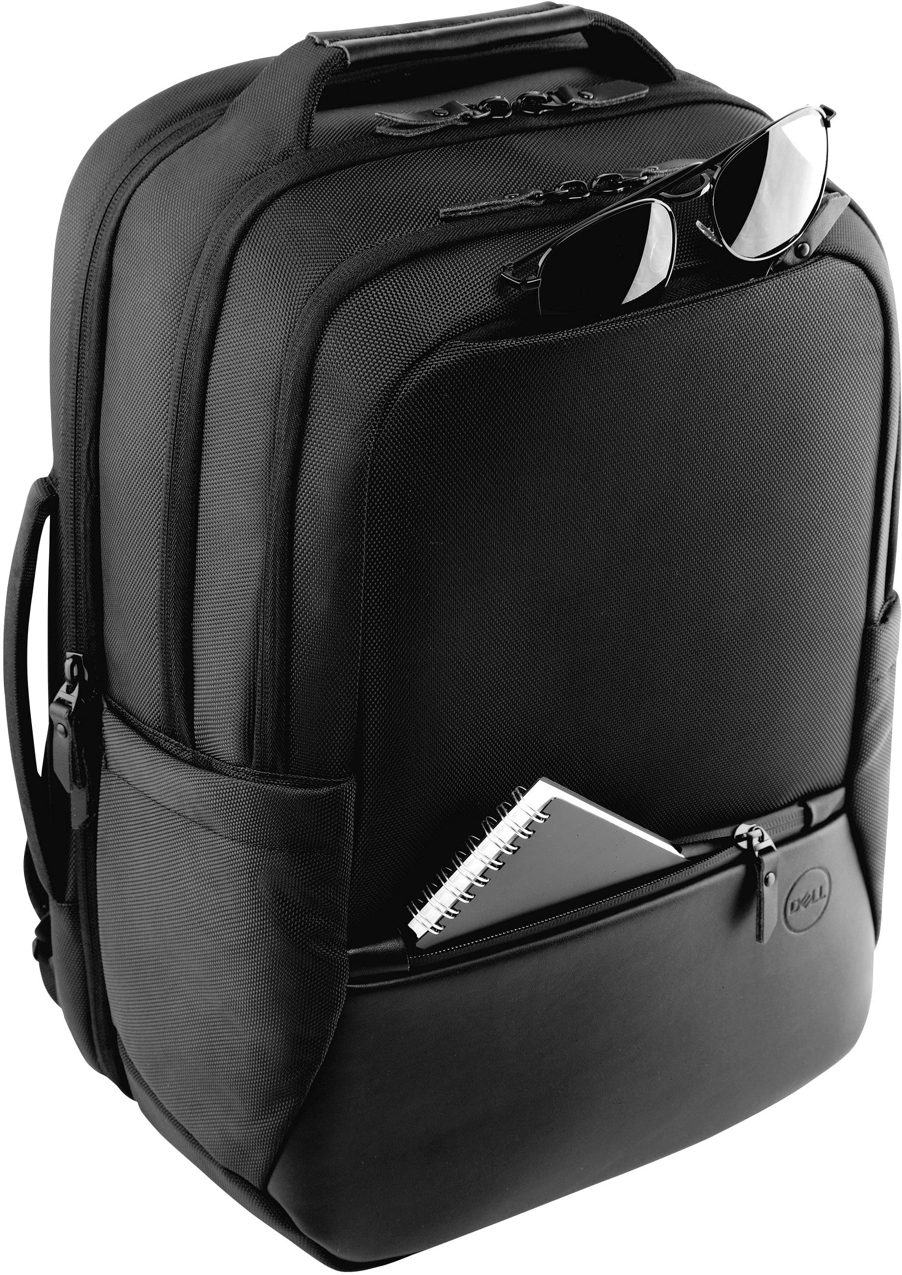 Zwarte rugzak met een brilmontuur in de bovenste tas en een notitieboekje in de voorste tas.
