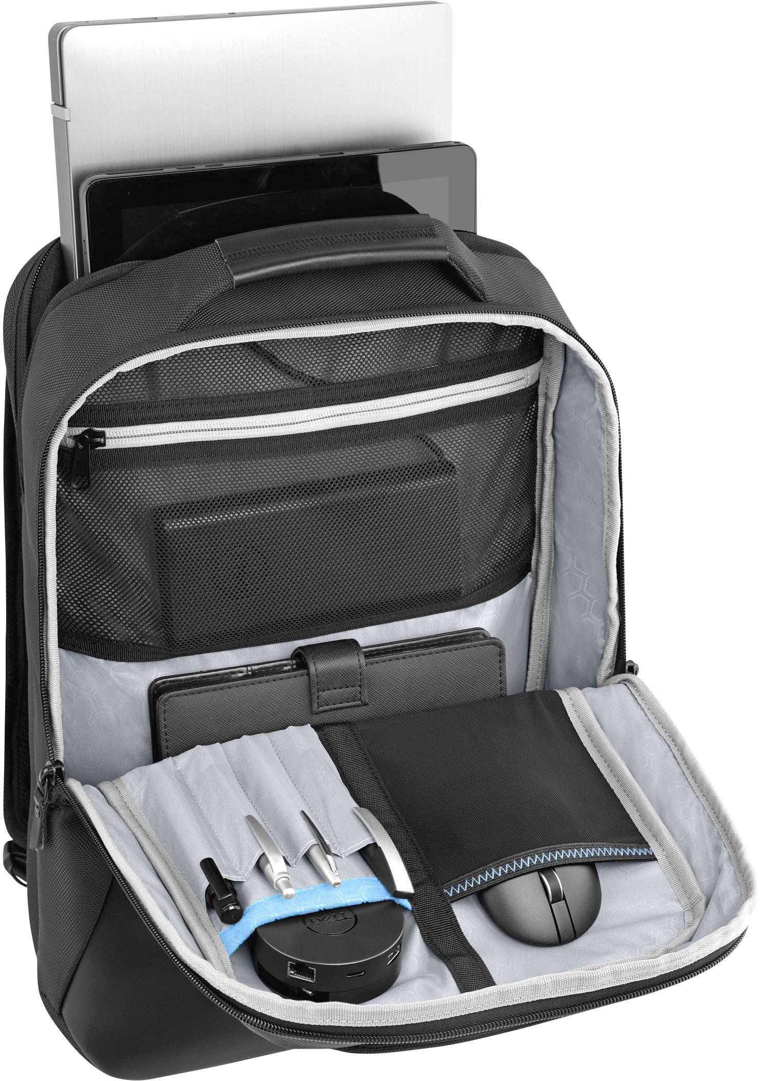 Een zwarte rugzak met een open rits onthult aan de binnenkant een laptop, een tablet, kabels en een muis in speciale vakken.