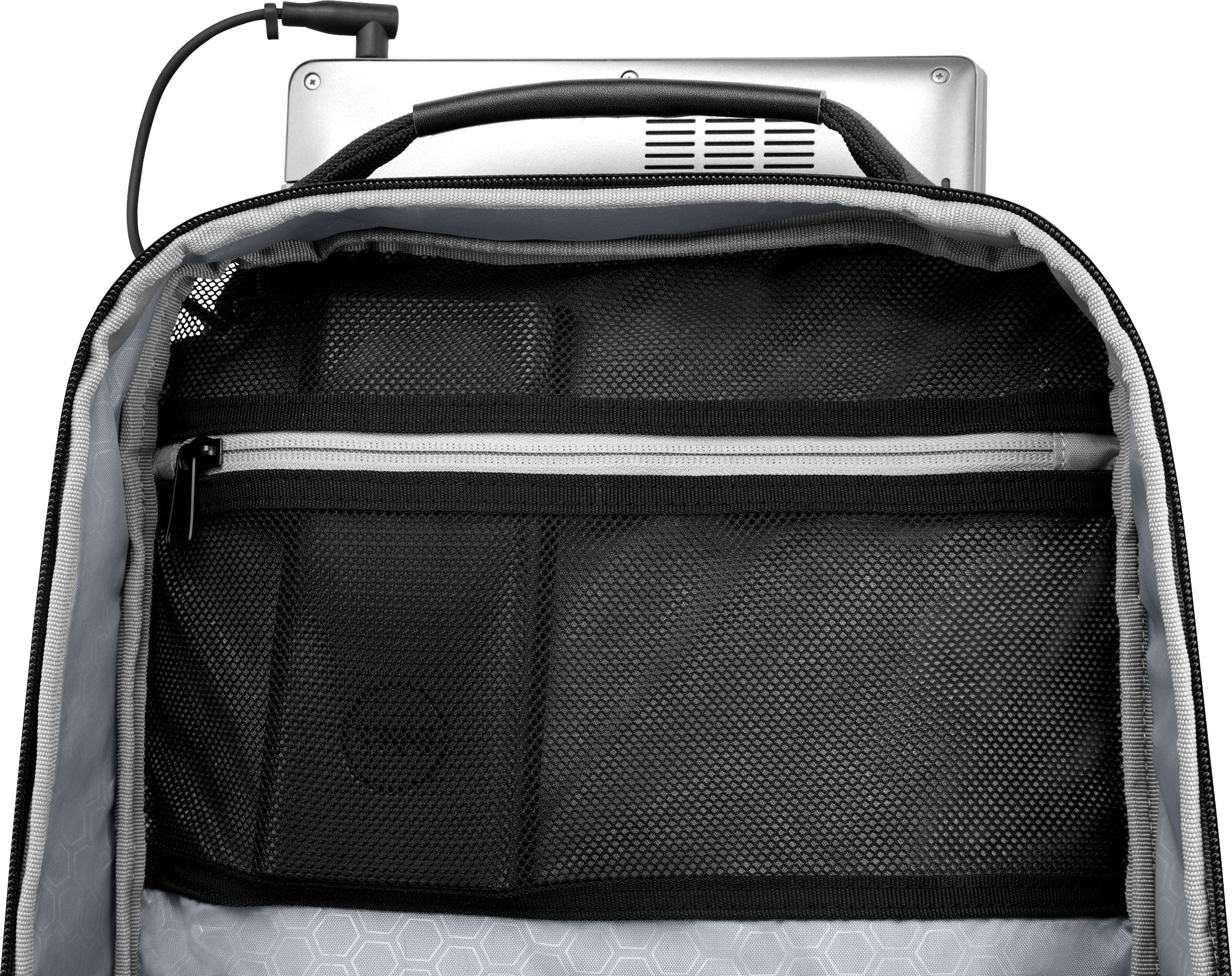 Een geopende rugzak met een laptop in het hoofdvak, gescheiden door een ritssluiting met een netcompartiment. Een oplaadkabel is aangesloten.