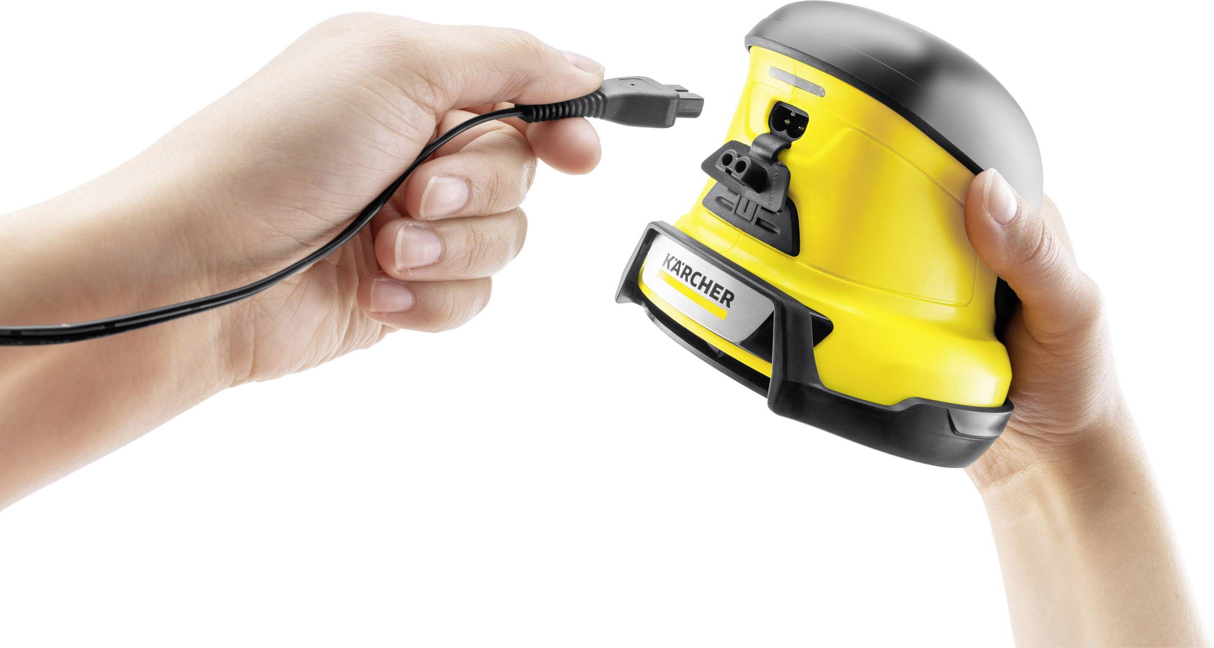 'Een persoon verbindt een zwart kabel met een geel Kärcher-apparaat dat wordt gebruikt voor het reinigen.'