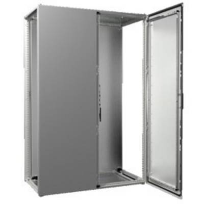Een grijs, open schakelkastsysteem met zichtbare binnenstructuur. Links gesloten, rechts met geopende deur.