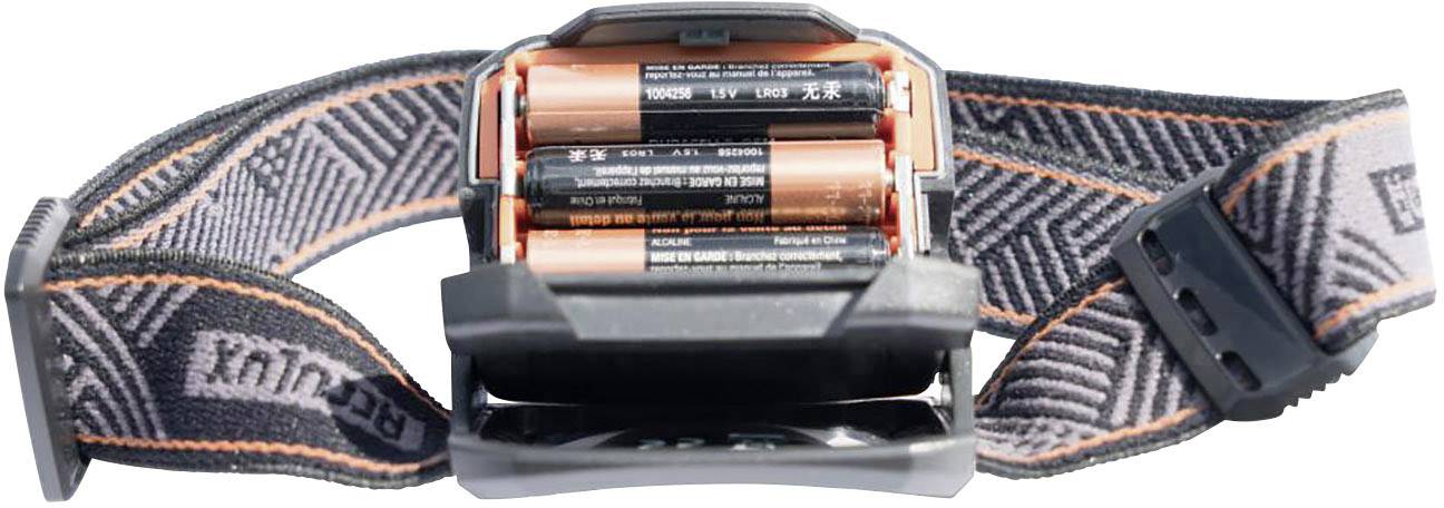 Hoofdlamp met geopend batterijvak dat vier AA-batterijen laat zien. Hij heeft een verstelbare zwart-grijze hoofdband met een geometrisch patroon.