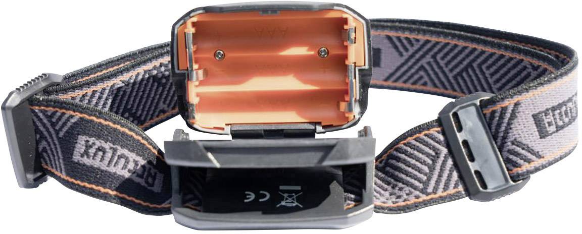 Een zwarte en oranje hoofdlamp met een elastisch, bedrukt bandje, geopend om het batterijvak te tonen.