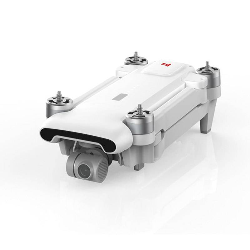 Een witte drone met camera in ruststand; de camera is naar voren gericht. Vierkante vorm met vier rotoren.