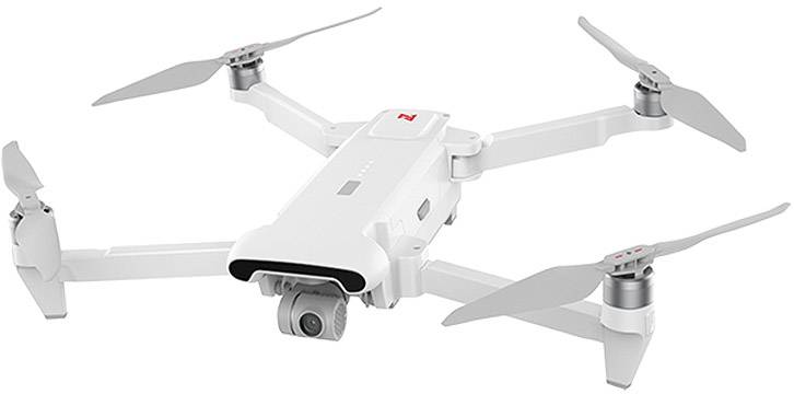 Witte drone met camera, uitgestoken rotoren in X-configuratie, op witte achtergrond.