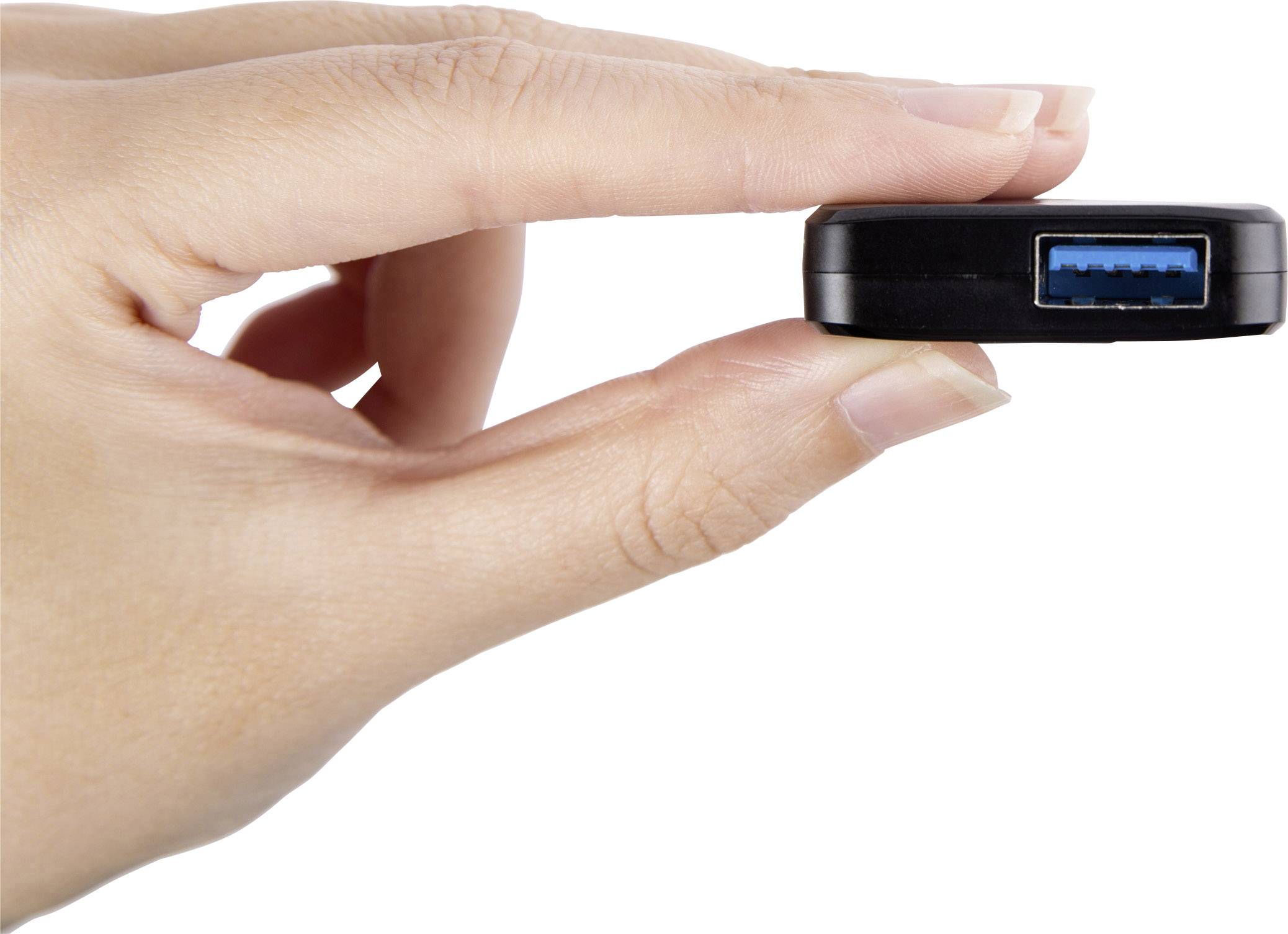 Een hand houdt een zwart USB-apparaat vast met een blauwe USB-aansluiting, wat de compacte grootte van het apparaat toont.