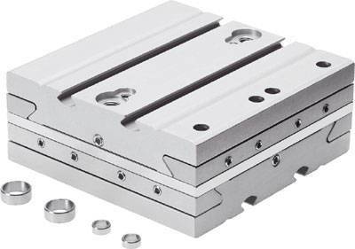 Metalen geleider met lineaire geleidingen en bevestigingsgaten, gebruikt in machinebouwtoepassingen voor nauwkeurige bewegingen.