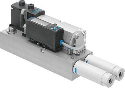 Grijs-witte pneumatische servoaandrijving met zwarte componenten en slangen, gemonteerd op een metalen plaat.