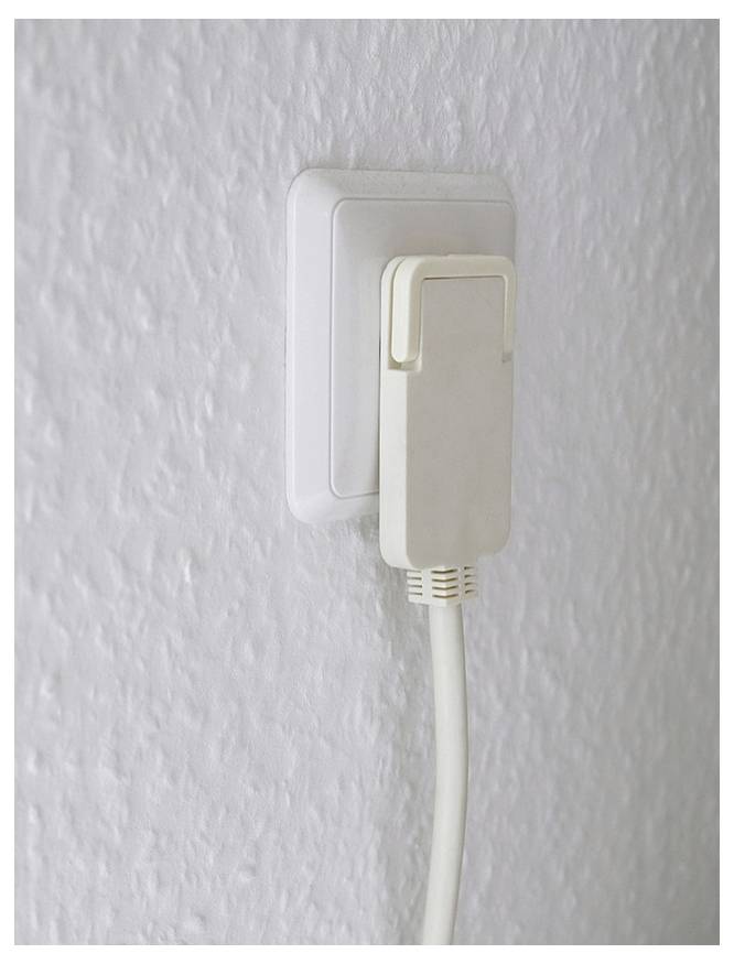 Witte stroomadapter in een wandcontactdoos gestoken, met een wit snoer dat eraan hangt.