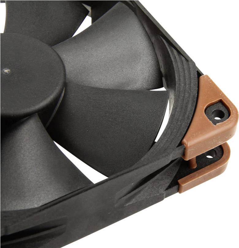 Een zwarte computerventilator met bruine trillingsdempers in de hoeken, toont vier ventilatorbladen.