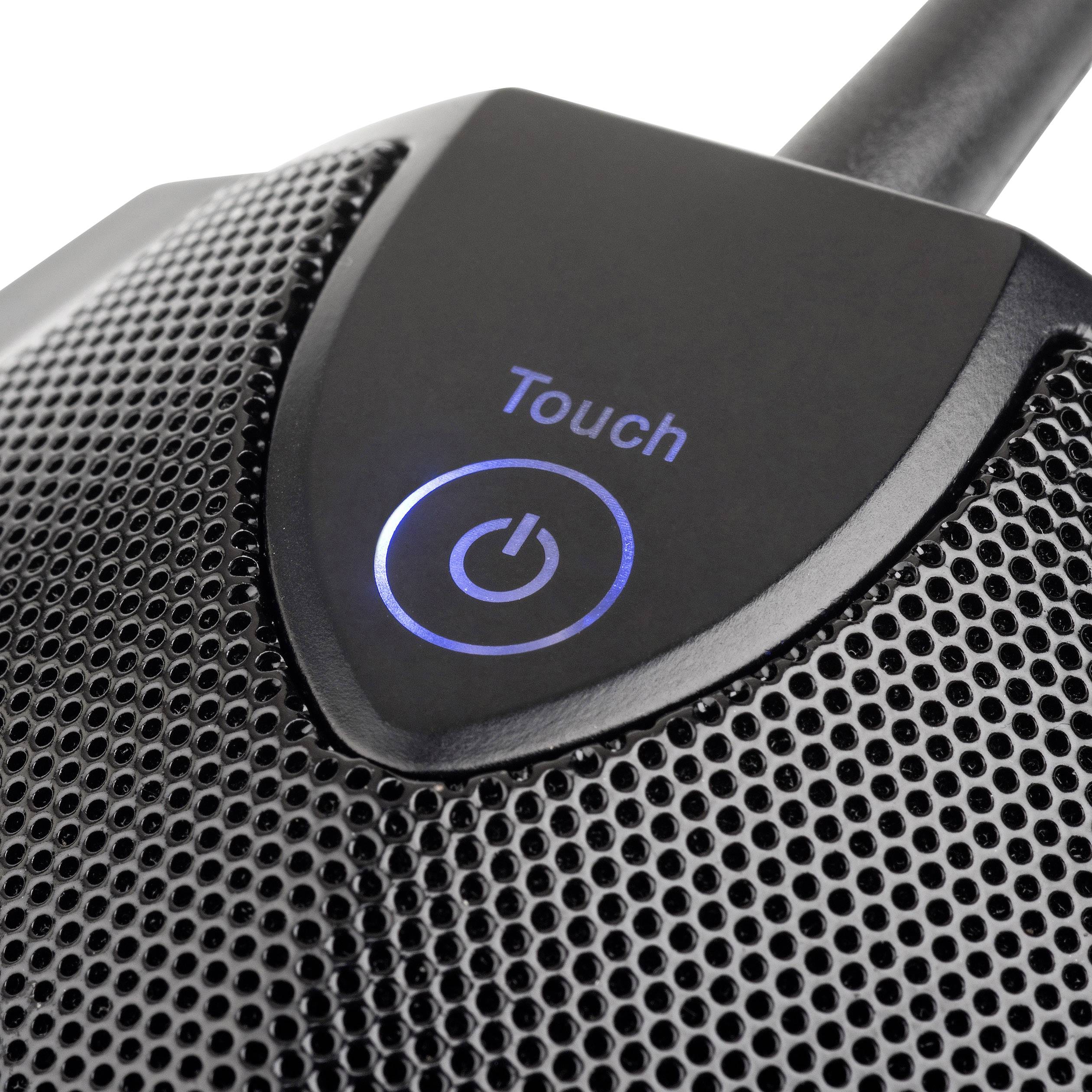 Microfoon met verlichte blauwe aan-knop in close-up.