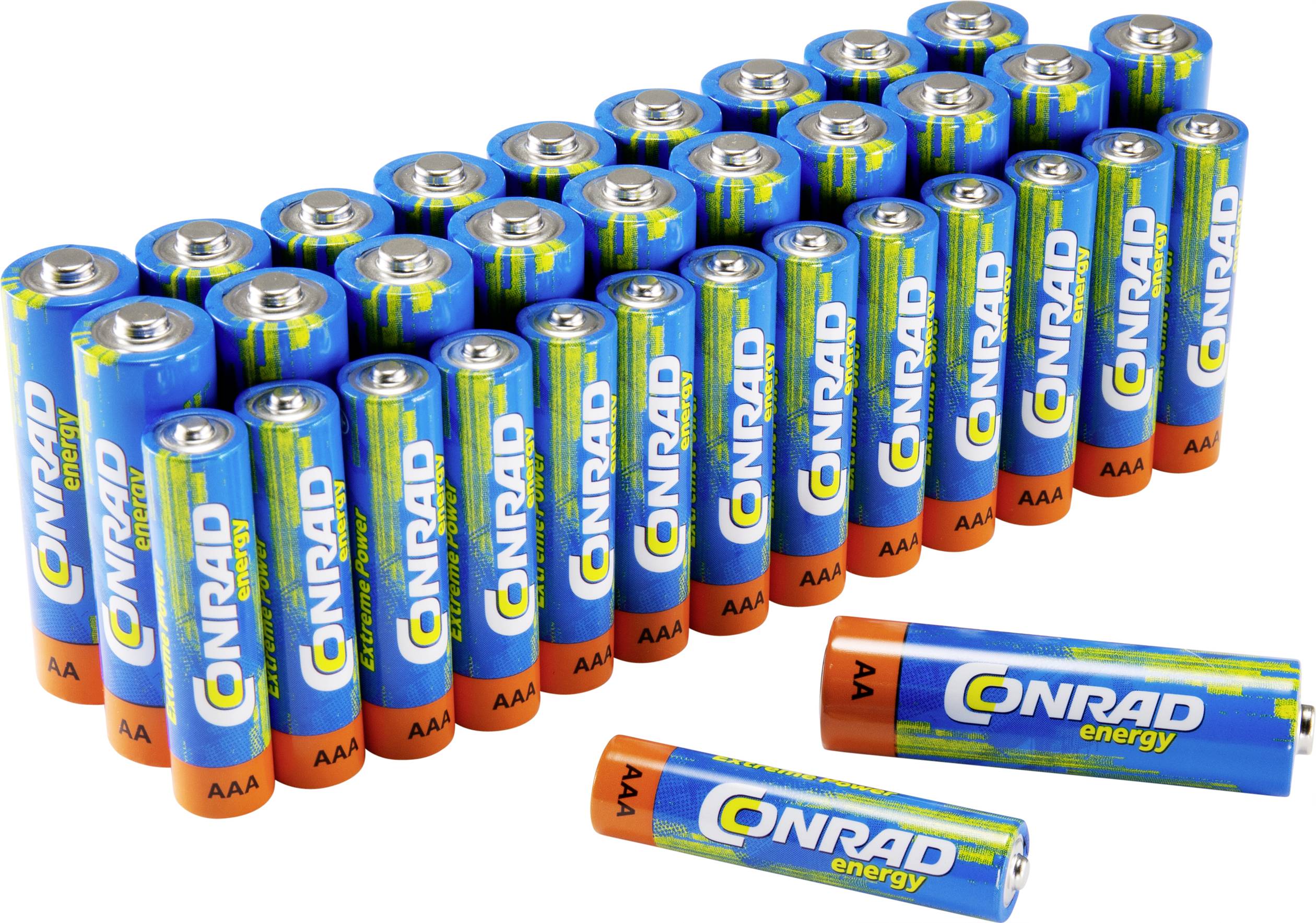 Rij van AAA-batterijen van het merk CONRAD energy. Ze zijn blauw en oranje vormgegeven, sommige liggen plat, andere staan rechtop.