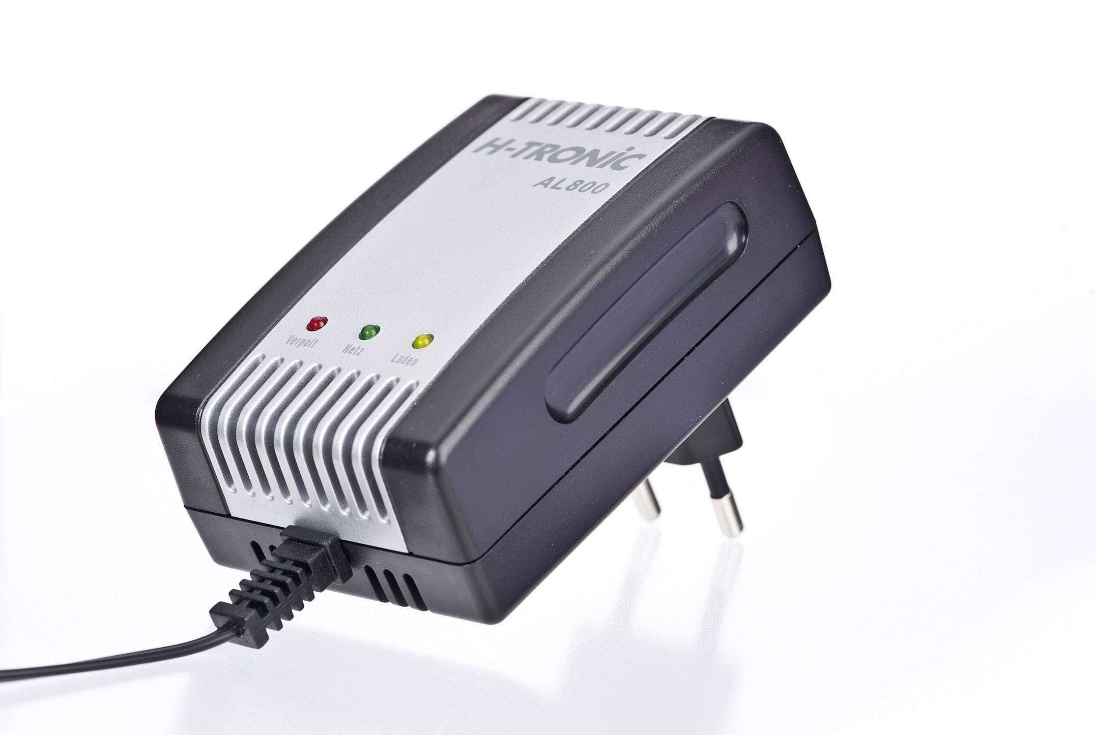 Een oplader van H-Tronic, model AL 800, met LED-indicatoren voor de laadstatus. Europese stekkeradapter.