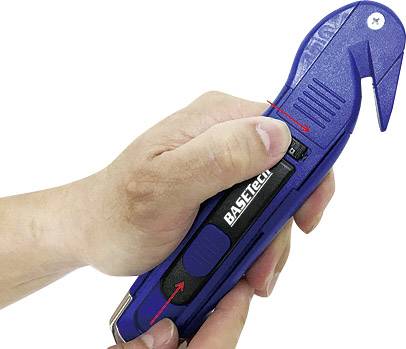 Een hand houdt een blauw kabelmes met een schuifmechanisme om het lemmet uit te schuiven. Twee rode pijlen wijzen naar het mechanisme.
