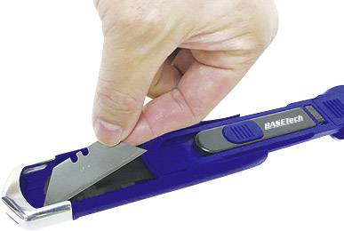 Een blauw veiligheidsmesje waarbij één hand het lemmet terugtrekt via een schuifmechanisme in de handgreep. Markering toont 'Basetech'.