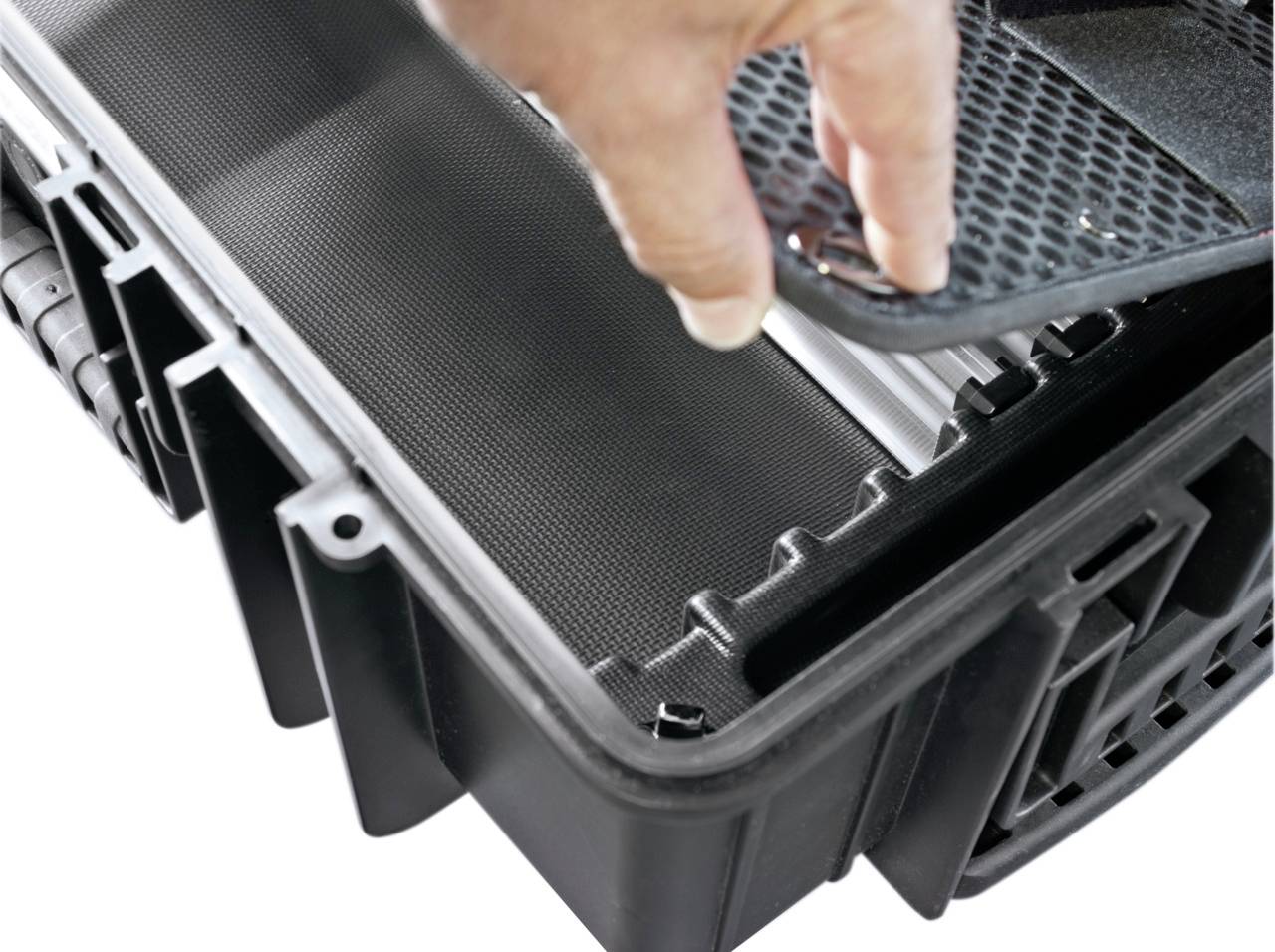 Een open, stevige draagtas met een gewatteerde binnenbekleding wordt getoond. Een hand tilt de binnenvoering op.