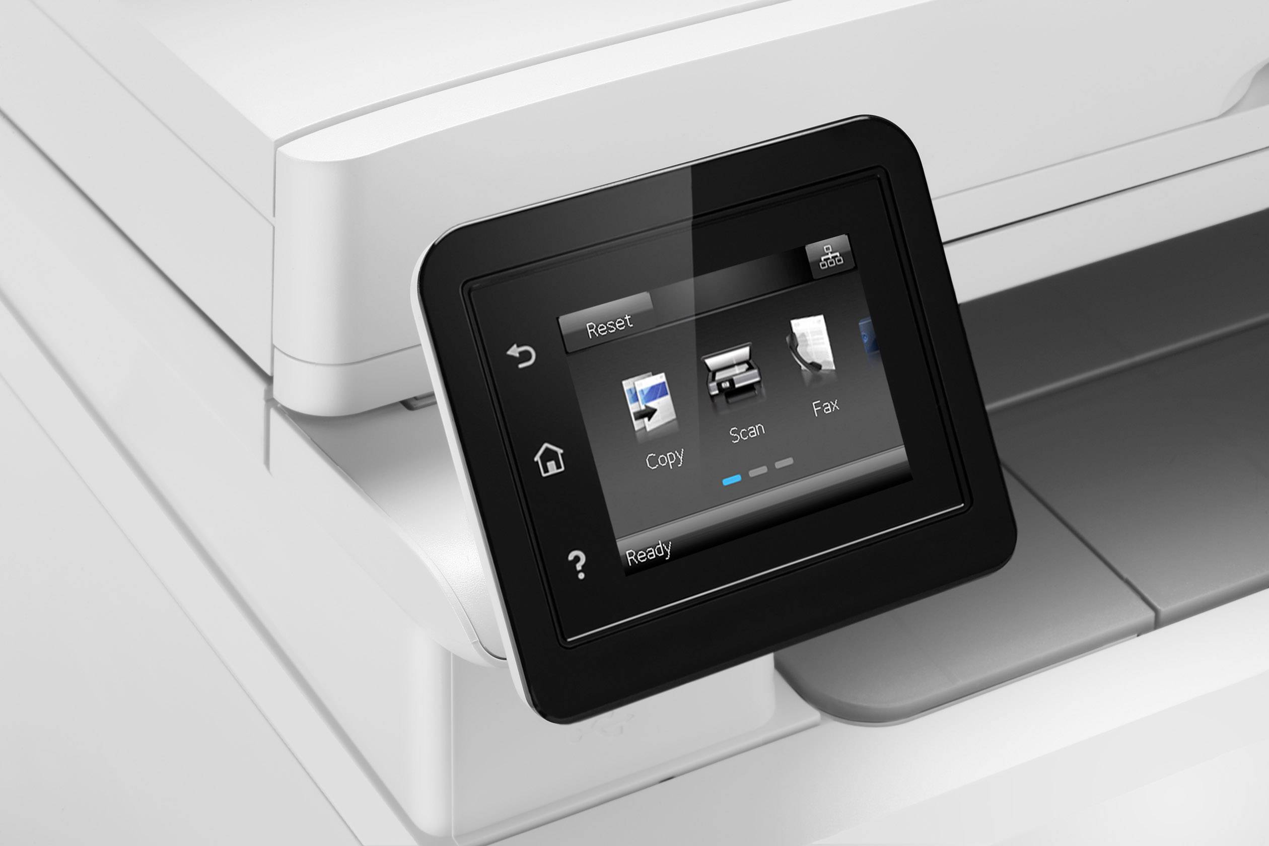 Printer met touchscreen toont opties: 'Kopiëren', 'Scannen', 'Fax'. Scherm is verlicht en klaar voor gebruik.