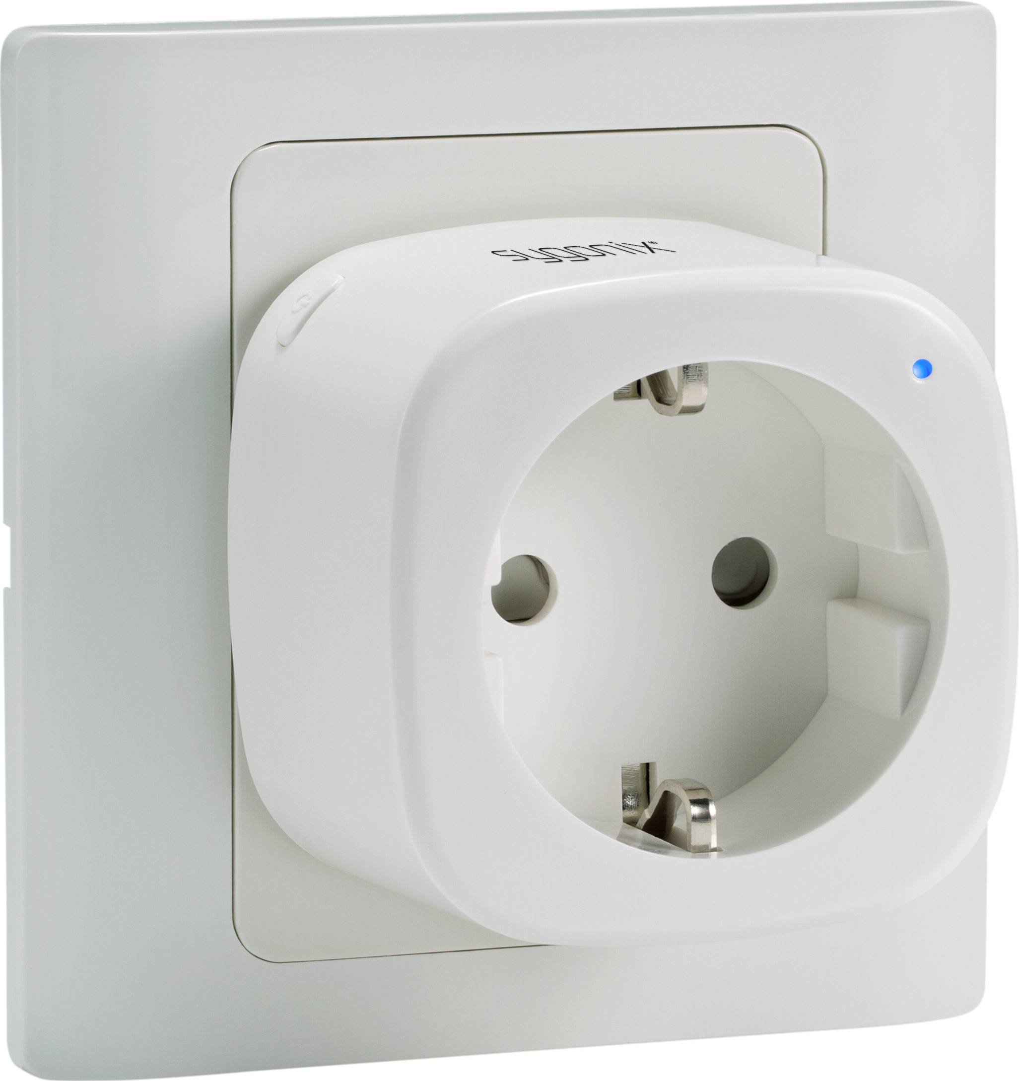 Een witte, ronde Smart-stekker is aangesloten op een wandcontactdoos. Hij beschikt over een blauwe LED-indicator.