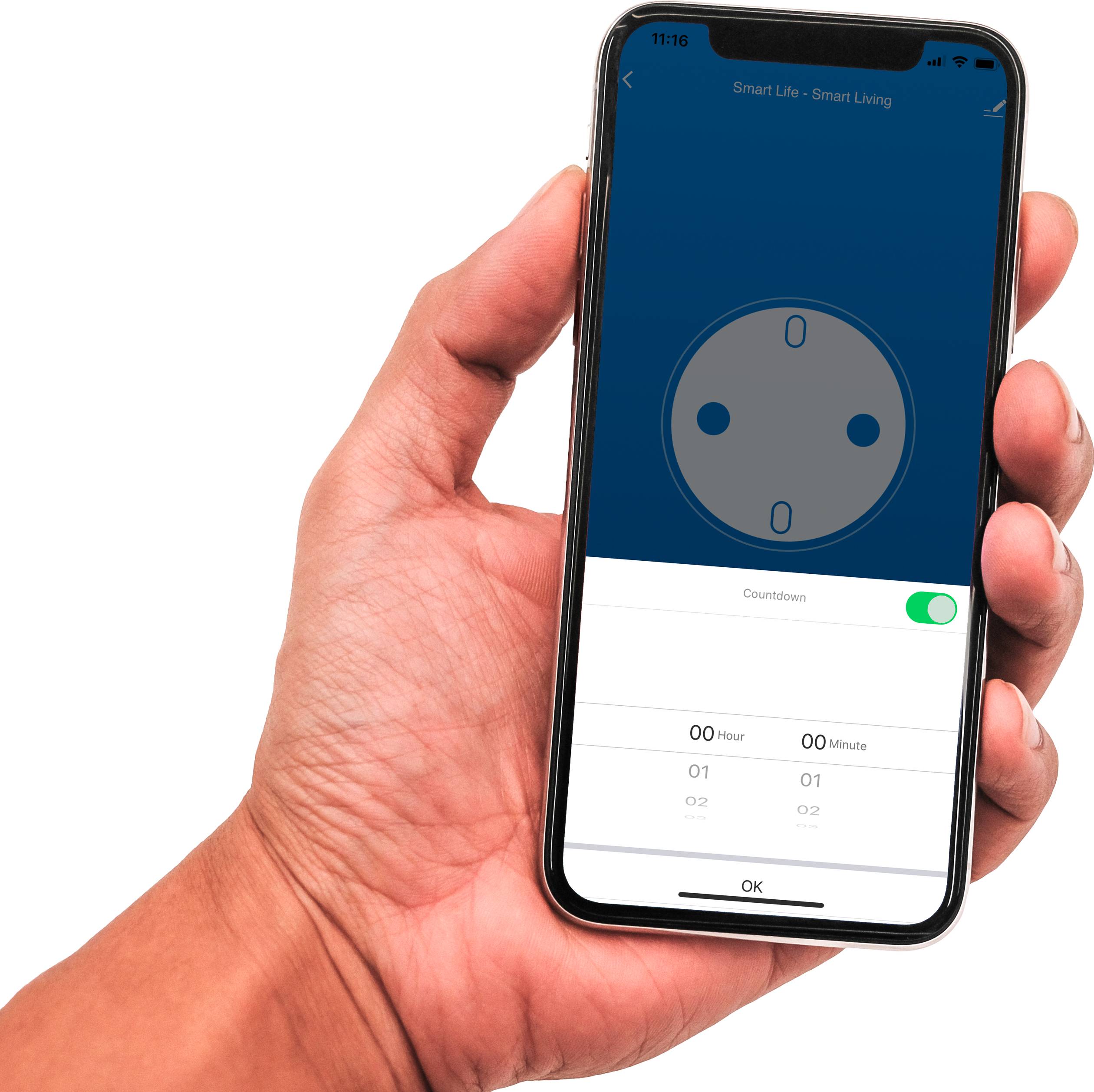Een hand houdt een smartphone vast met een app voor het bedienen van een stopcontact.