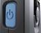 Close-up van een blauwe netschakelaar op een elektronisch apparaat. De schakelaar toont het typische aan/uit-symbool.