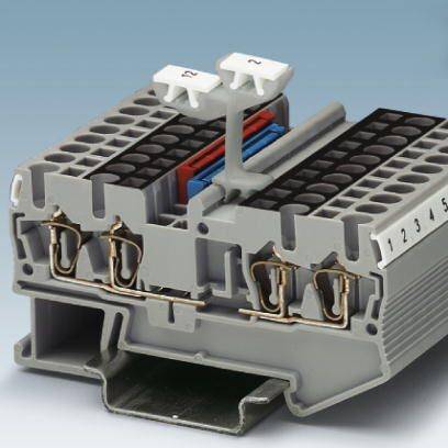 Doorsnede van een grijze elektrische klem met genummerde aansluitingen en zichtbare kabelintegraties; gebruikt voor stroomverbinding.