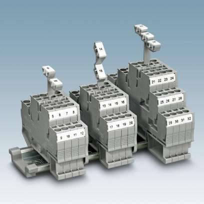 Aansluitblok met genummerde aansluitingen voor elektrische bedrading, gemonteerd op een draagrail.