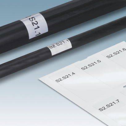 Kabel met labels 'S2.S21.1' en 'S2.S21.7' op een lichte achtergrond. Labels kunnen serie- of modelnummers weergeven.