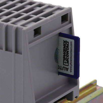 Het 'Phoenix Contact' logo op een elektronisch component, gemonteerd op een DIN-rail.