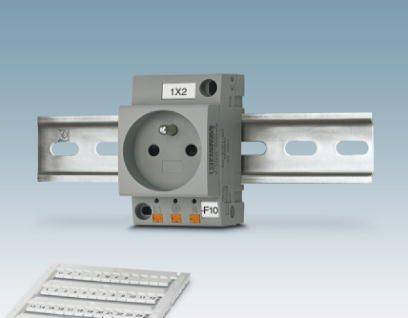 Stopcontact gemonteerd op een DIN-rail, daaronder een besturingsapparaat. Geschikt voor integratie in elektronische schakelsystemen.