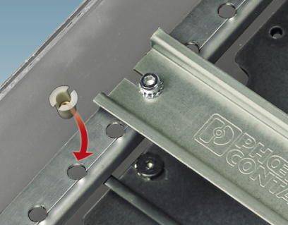 Metalen rail en schroef aan een bevestigingsapparaat, compatibel met 'Phoenix Contact'. Een rode pijl geeft een bevestigingspositie aan.
