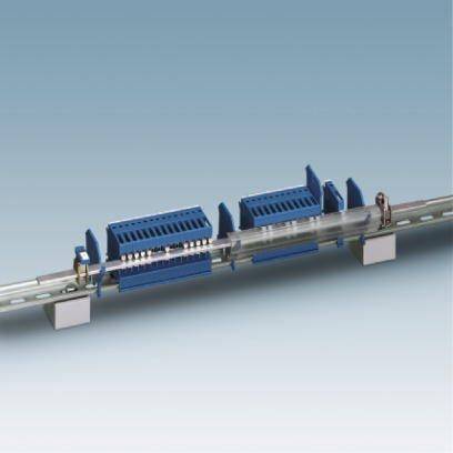 Een blauwe aansluitklem op een metalen rail, gebruikt voor elektrische verbinding en aarding in schakelkasten.