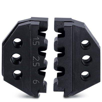 Twee zwarte, metalen klauwvormen met gatenpatronen en de getallen '1.5', '2.5' en '6' gegraveerd.