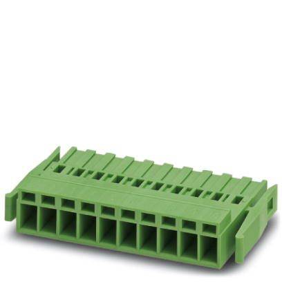 Een groene stekker met meerdere aansluitingen, geschikt voor elektrische verbindingen.