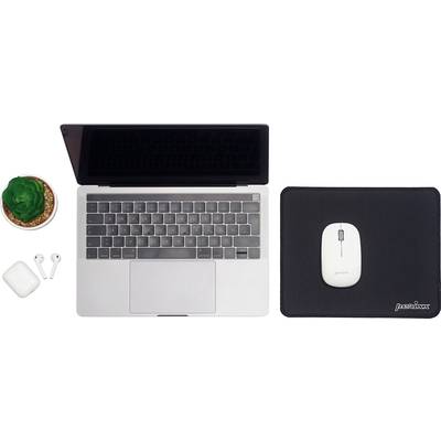 Op een bureau liggen een opengevouwen laptop, een witte computermuis op een muismat, een paar draadloze oordopjes en een kleine cactus in een pot.
