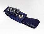 Donkerblauw elastisch bandje met drukknoop en geweven gedeelte, mogelijk een kabelhouder of armband.