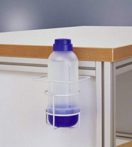 Een transparante waterfles met een blauwe dop staat in een metalen flessenhouder die aan de hoek van een tafel is bevestigd.