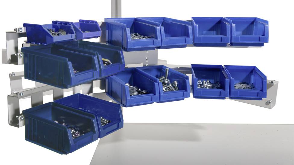 Verschillende blauwe kunststof containers op een rek, gevuld met diverse schroeven en kleine onderdelen, geschikt voor werkplaatsorganisatie.