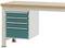 Een werktafel met een houten blad en een metalen ladekasten aan de zijkant, die vier laden in turquoise bevat.