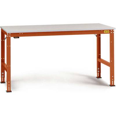 Een stabiele werktafel met een rood metalen frame en een grijze tafelblad, geschikt voor werkplaatsen of werkruimtes.